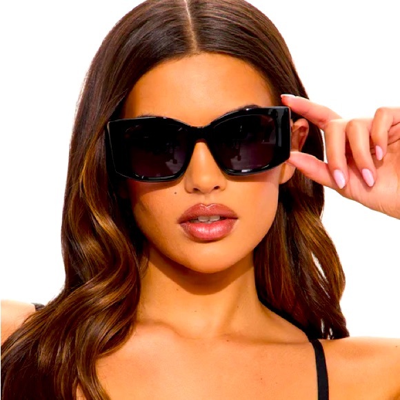 Yours Truly Sunglasses NEW 🏷️ - Picture 2 of 4